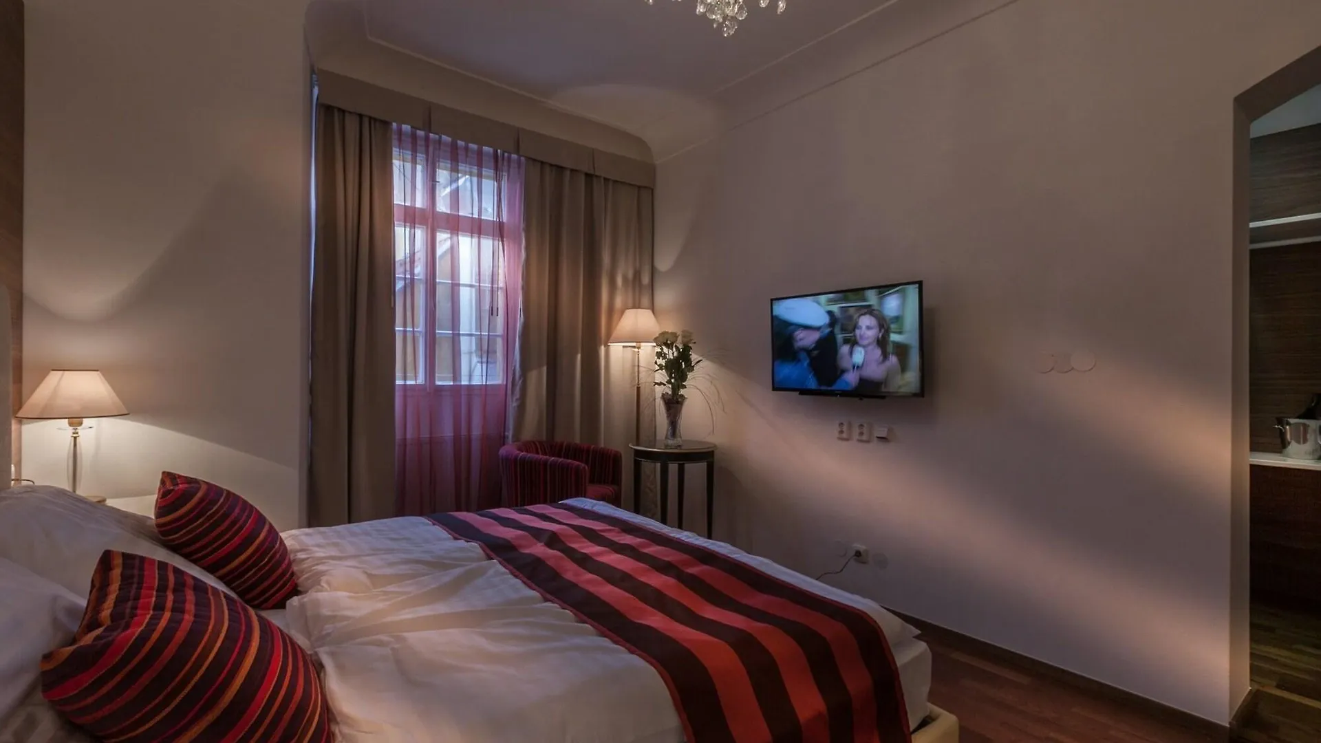 Little King Hotel U Malvaze Прага 4*,