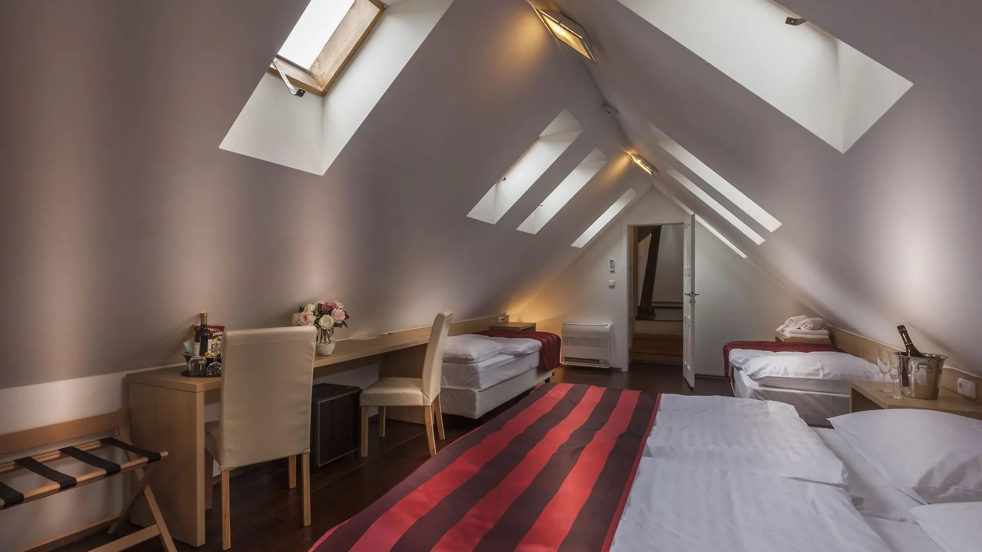 Little King Hotel U Malvaze Praga República Checa
