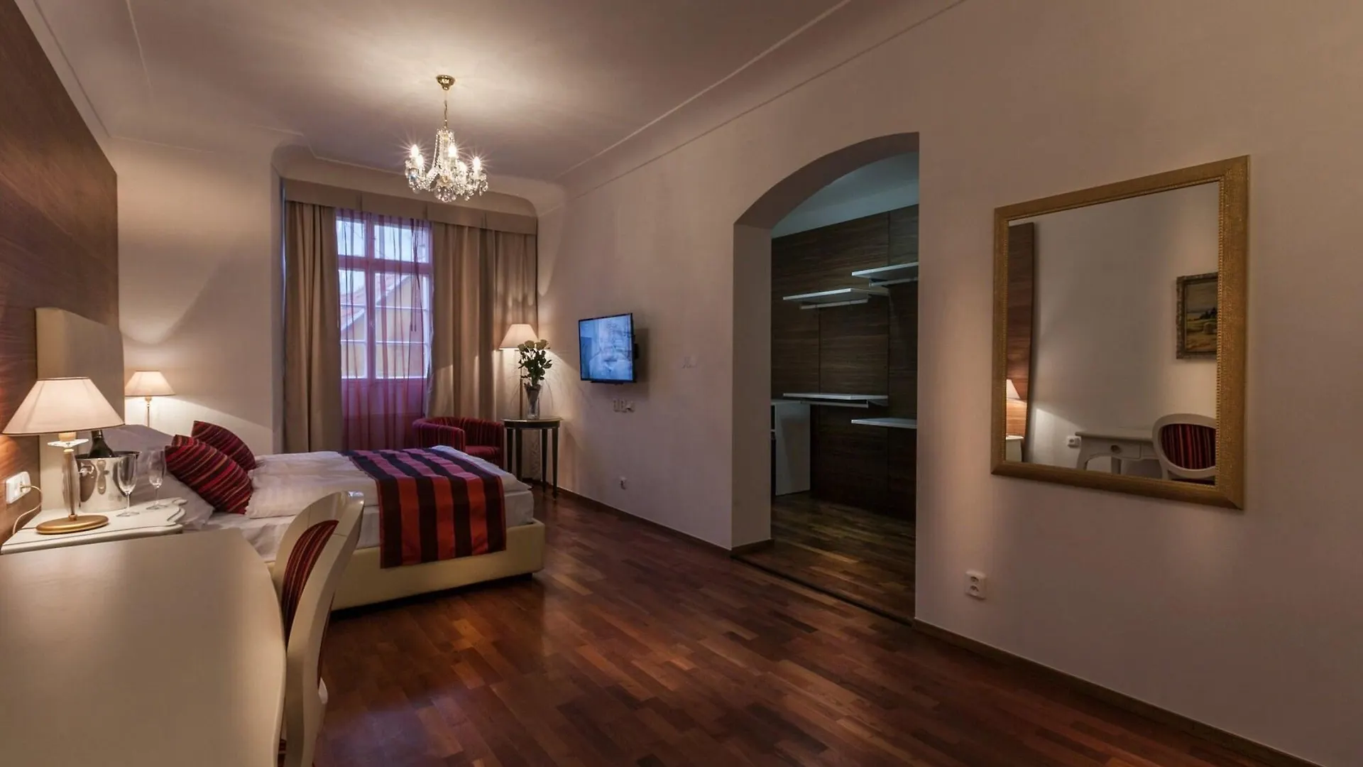 Little King Hotel U Malvaze Praga 4*,