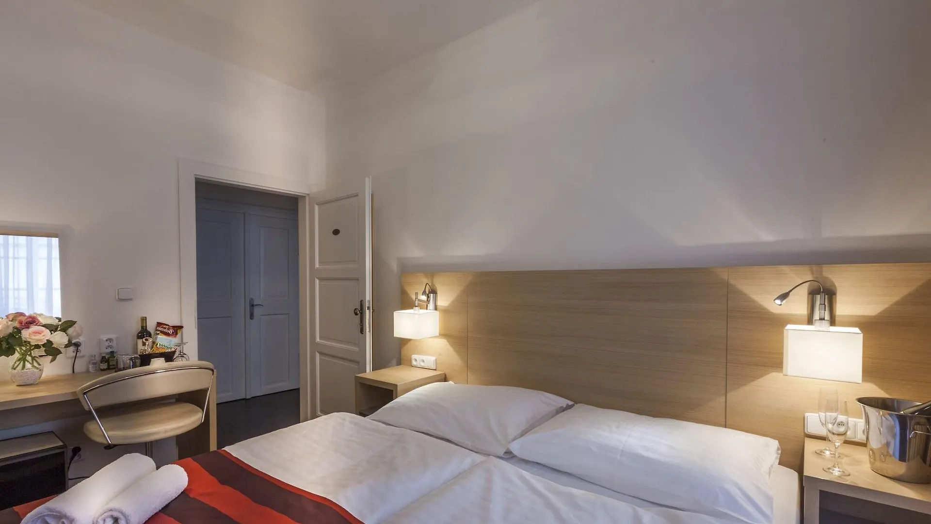 Little King Hotel U Malvaze Прага 4*,  Чехия
