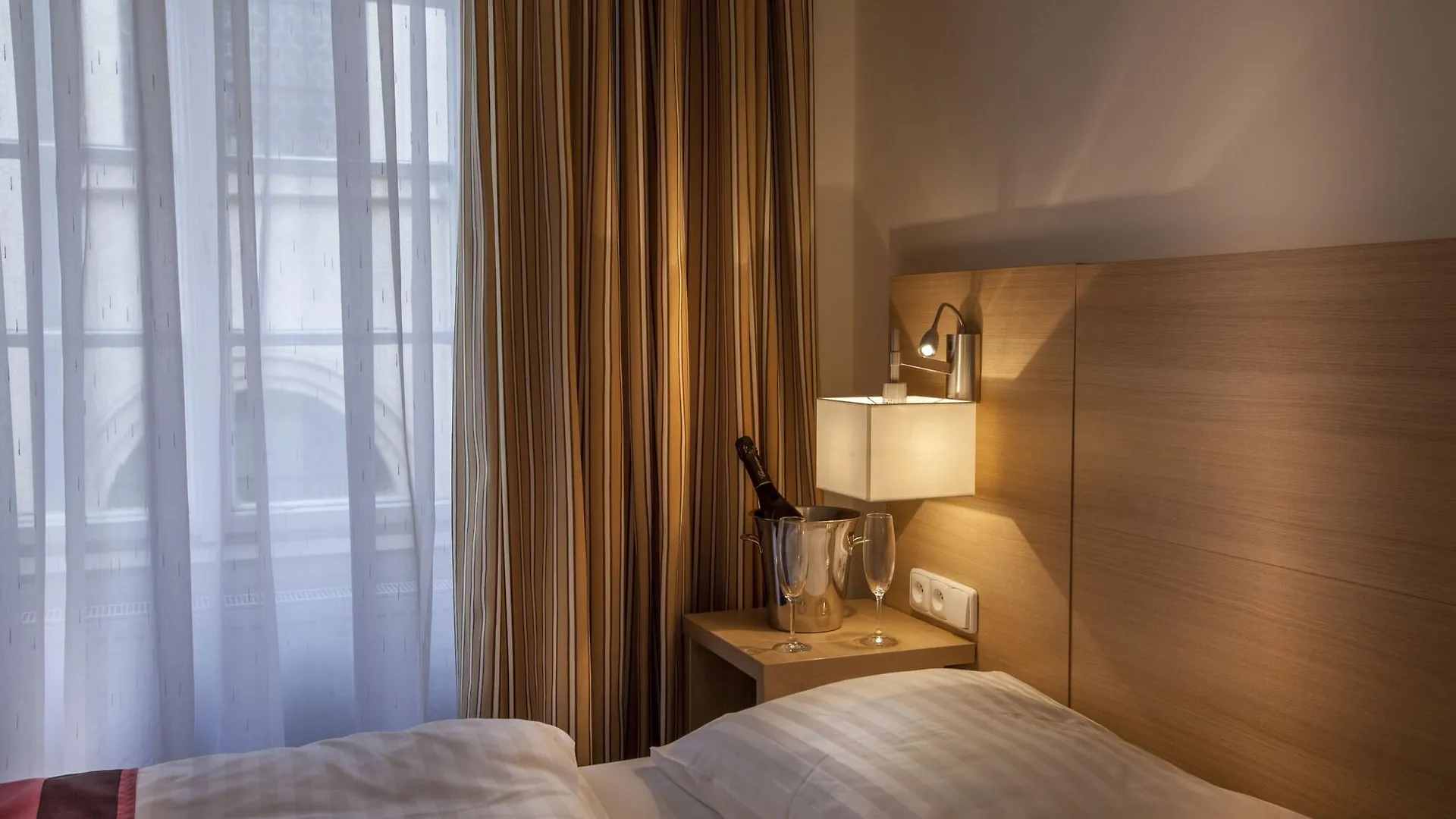 Little King Hotel U Malvaze Прага