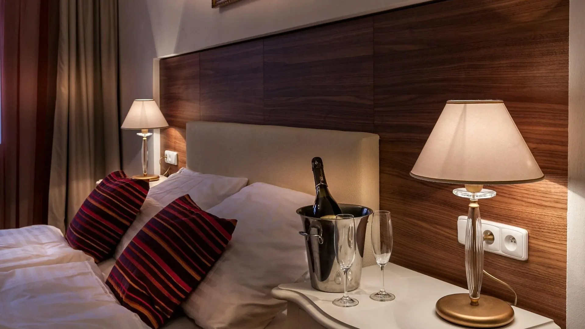 Little King Hotel U Malvaze Прага