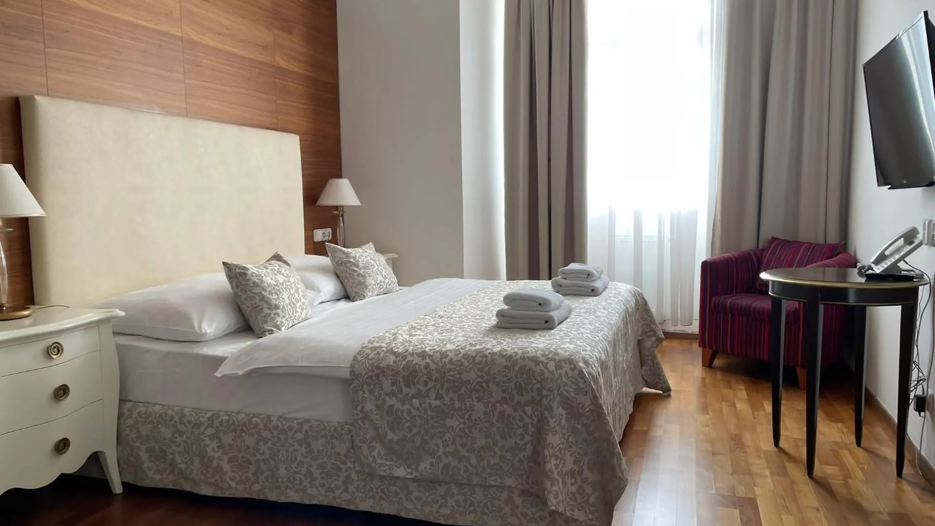 Little King Hotel U Malvaze Прага