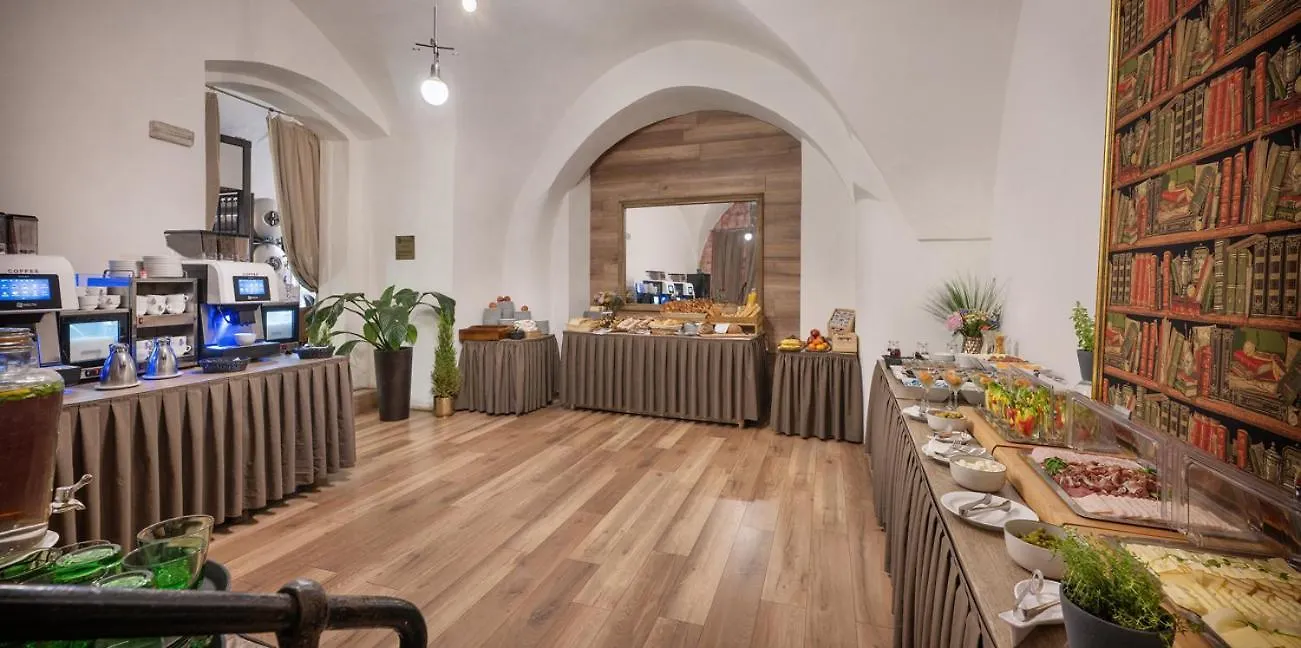 Little King Hotel U Malvaze Прага