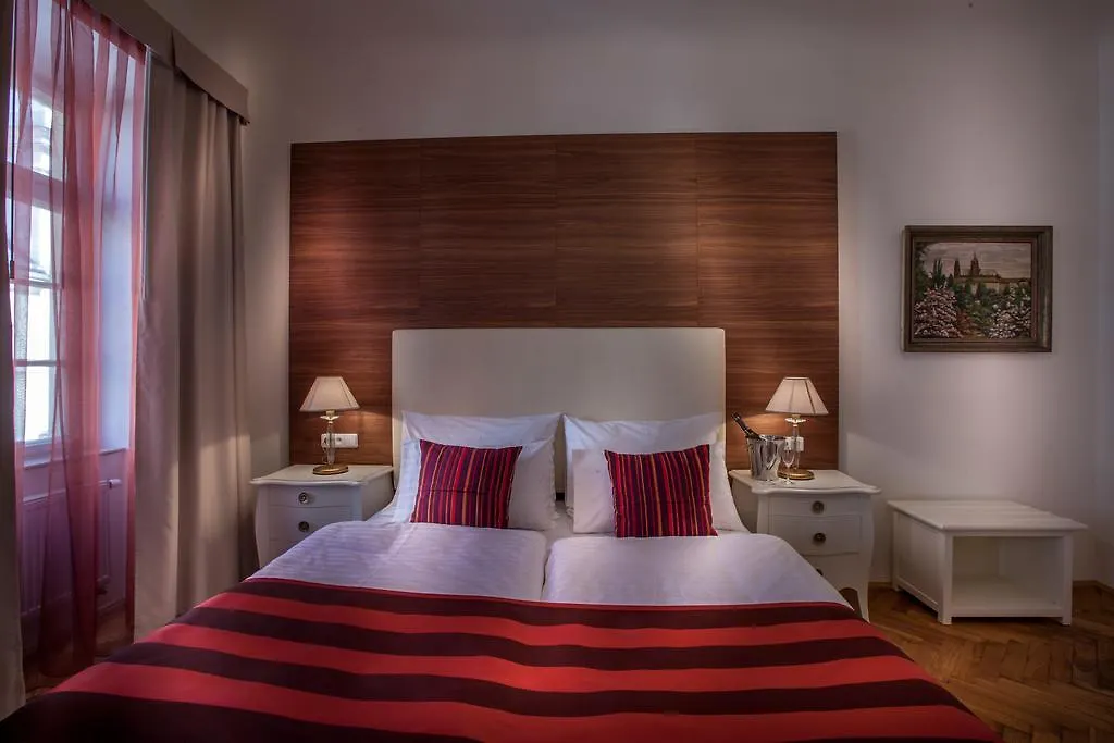 Little King Hotel U Malvaze Praga 4*,