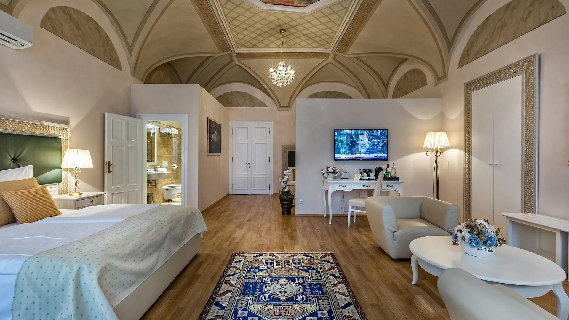 Little King Hotel U Malvaze ile iletişim