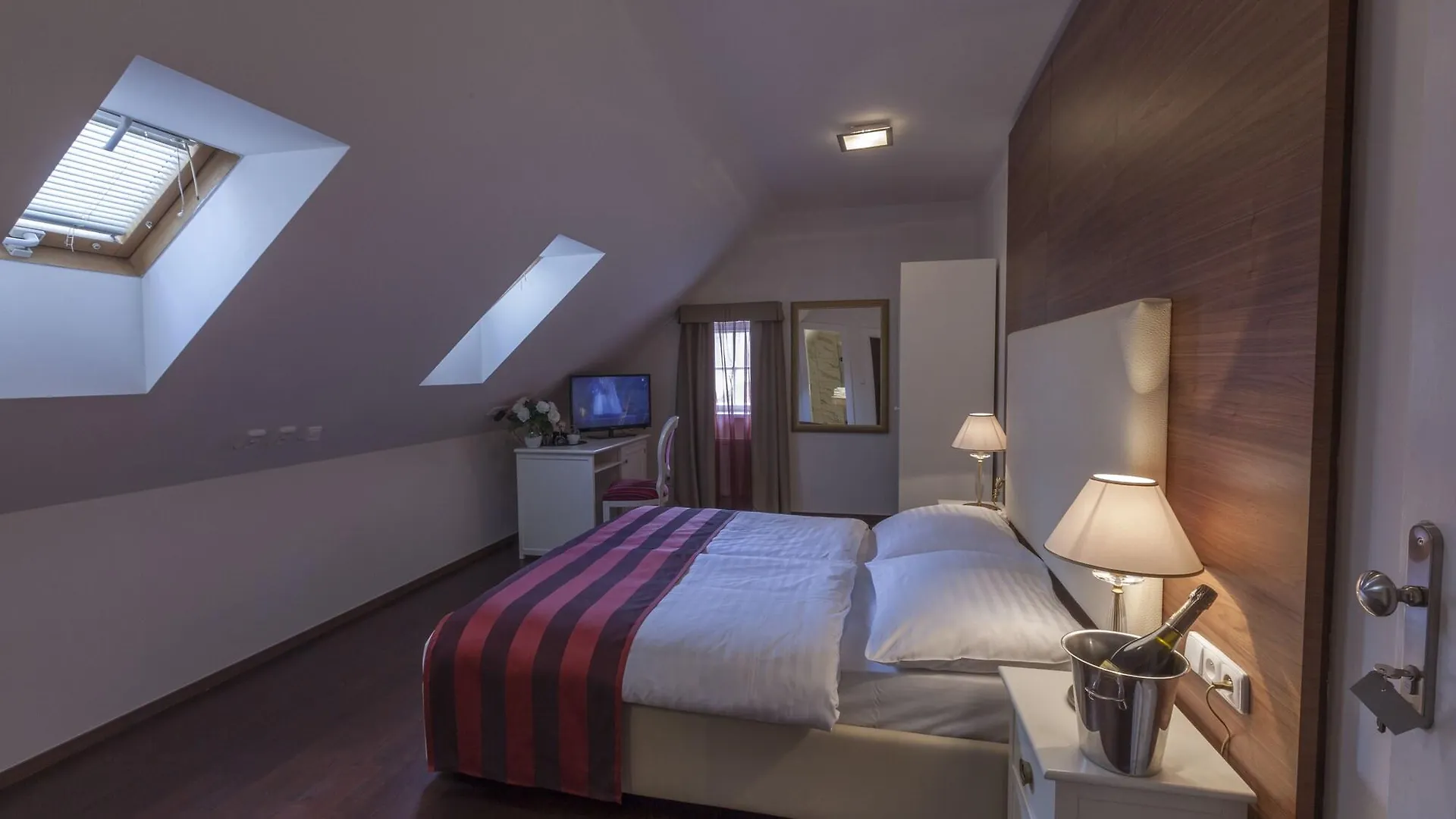 ****  Little King Hotel U Malvaze Prag Çek Cumhuriyeti